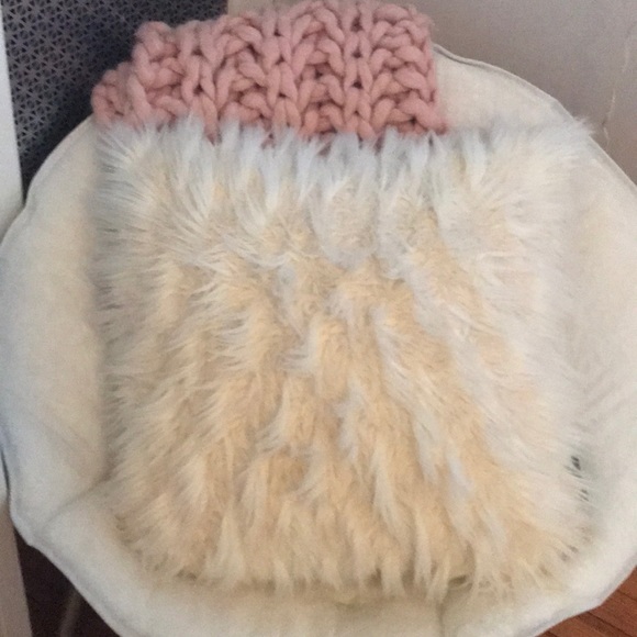 Fluffy Pillow (white) - Picture 2 of 2